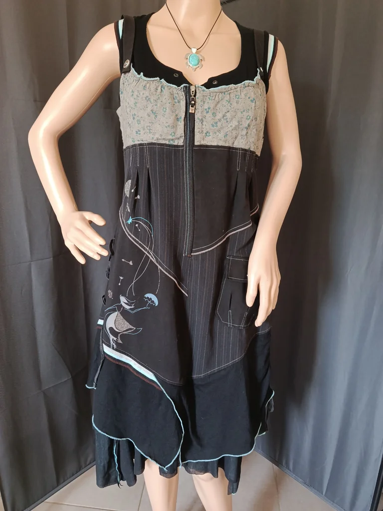 Robe asymétrique.Bleu , noir, taille 38